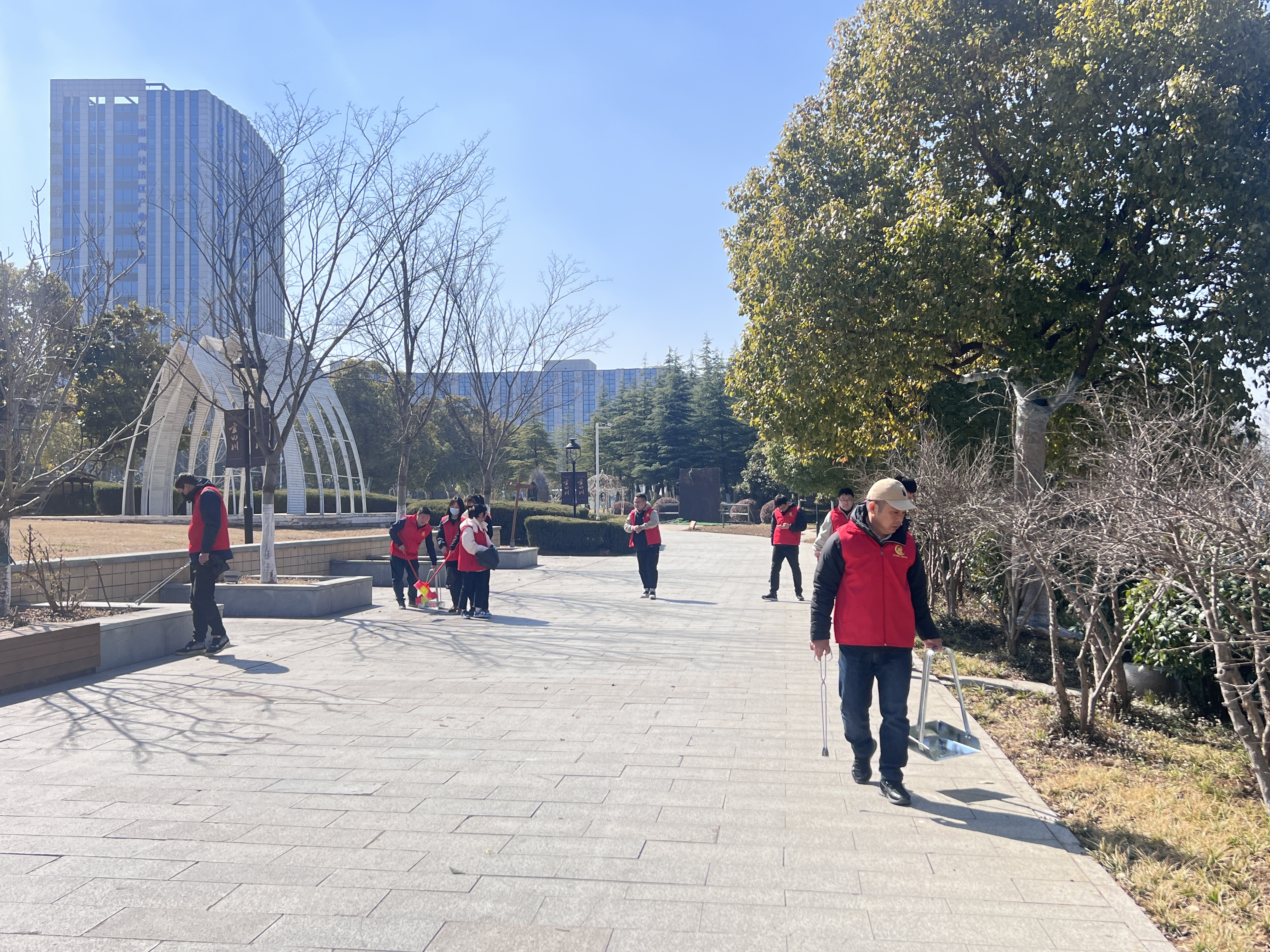 尊龙凯时能源党支部开展学习雷锋见行动  清捡垃圾美家园”志愿效劳运动